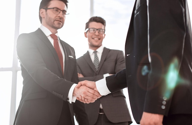 Foto dos hombres de negocios dándose la mano