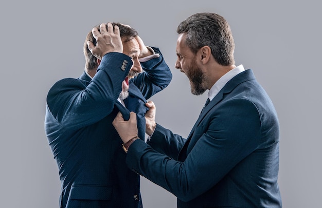 Foto dos hombres de negocios discutiendo aislados sobre fondo gris