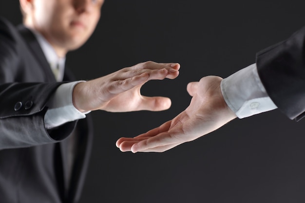 Dos hombres de negocios están extendiendo sus manos para un apretón de manos.Foto con espacio de copia