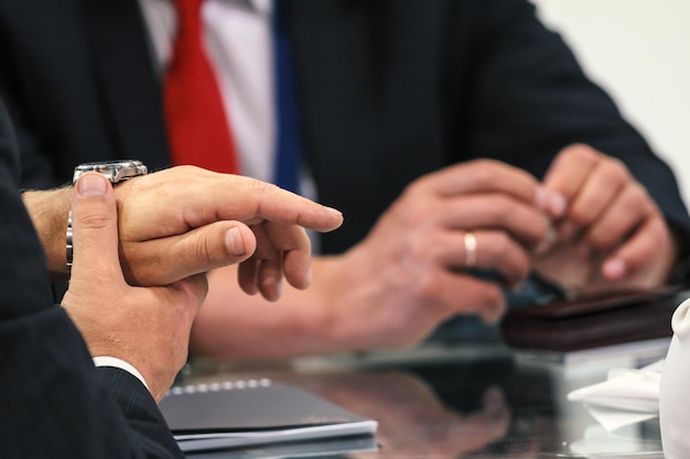 Dos hombres de negocios hablando en la mesa - discusión sobre conversaciones - vista cercana