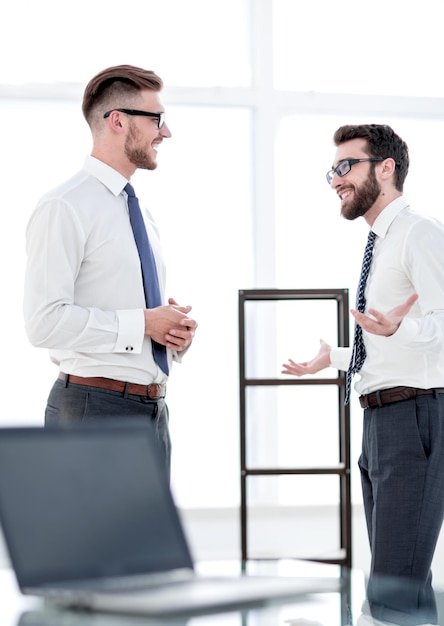 Dos hombres de negocios hablando de pie en el concepto de officebusiness