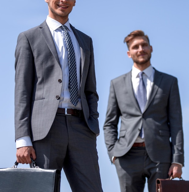 Dos hombres de negocios con maletines de cuero.