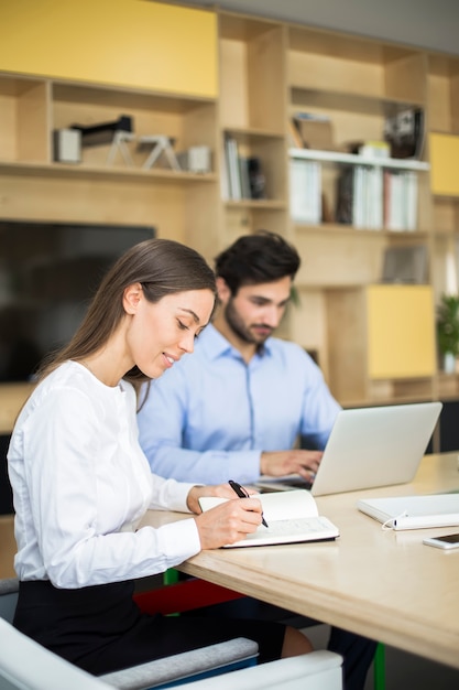 Foto dos hombres de negocios que discuten nuevo proyecto en oficina moderna