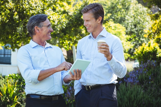 Dos hombres de negocios reunidos con tableta