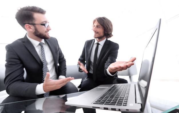 Dos hombres de negocios trabajando juntos en un proyecto