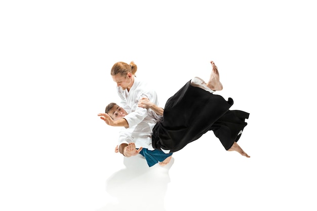 Los dos hombres que luchan en el entrenamiento de Aikido en la escuela de artes marciales.