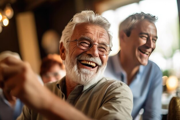 Foto dos hombres riendo juntos en un ambiente interior acogedor.