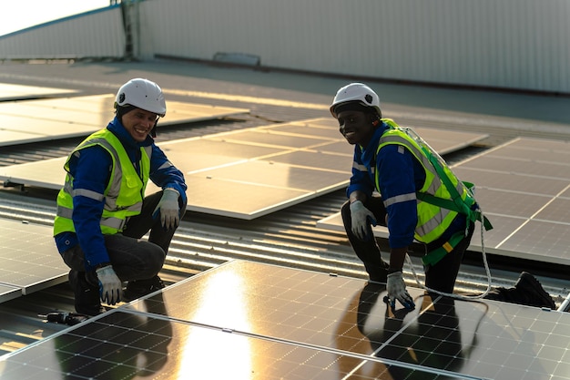 Dos hombres trabajando en un panel solar en un techo.