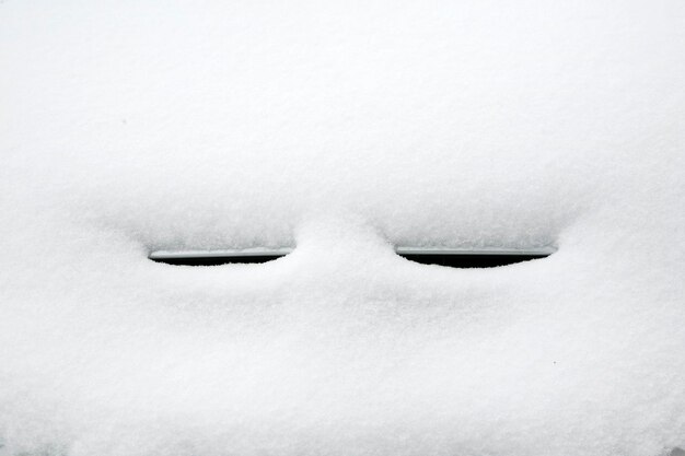 Dos huecos blancos en la nieve.