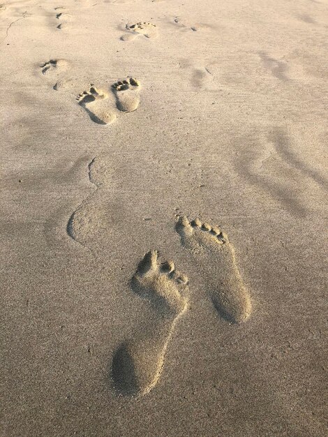 Dos huellas en el fondo de la playa de arena