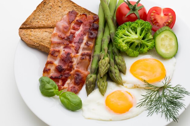 Dos huevos fritos y tocino para un desayuno saludable. enfoque selectivo