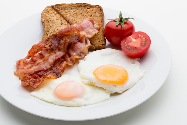 Dos huevos fritos y tocino para un desayuno saludable. enfoque selectivo