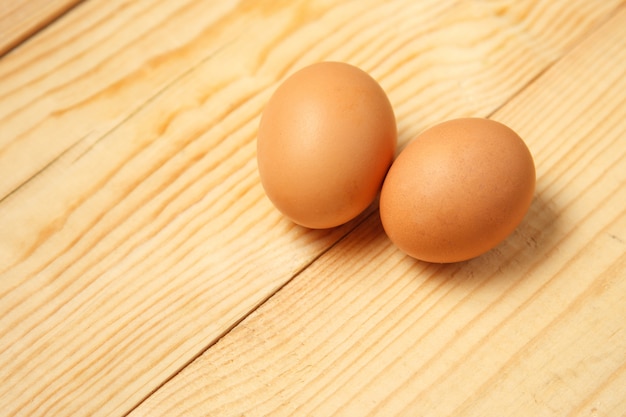 Foto dos huevos en el piso de madera