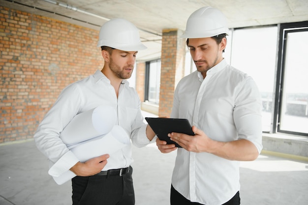 dos ingeniero de sitio de construcción de hombre de negocios