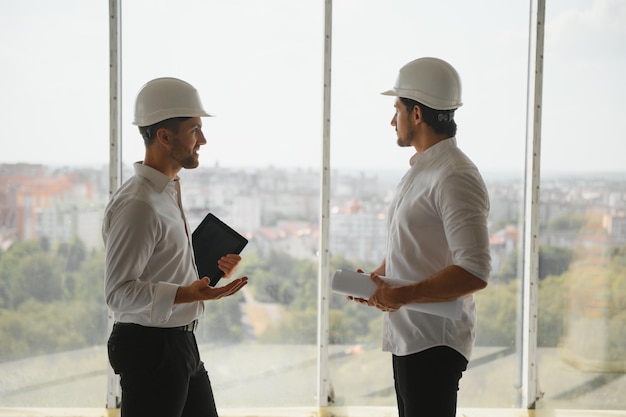 dos ingeniero de sitio de construcción de hombre de negocios