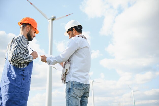 Dos ingenieros asiáticos revisando turbinas eólicas Tecnología de energía renovable y sostenibilidad Energía alternativa para el futuro