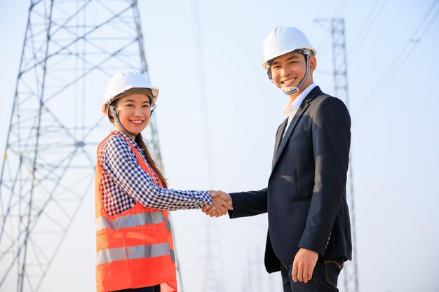 Dos ingenieros asiáticos sellando un trato en el sitio de construcción