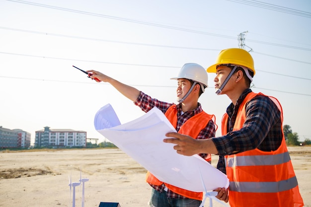 Dos ingenieros discuten y señalan el proyecto de construcción Trabajo en equipo Liderazgo