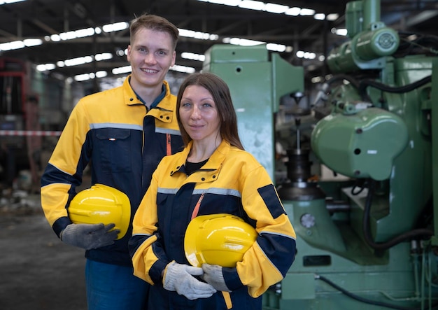 Foto dos ingenieros en la fábrica