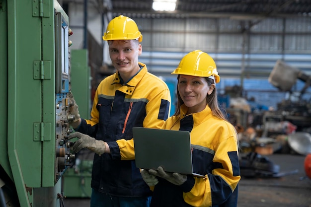 dos ingenieros en la fábrica