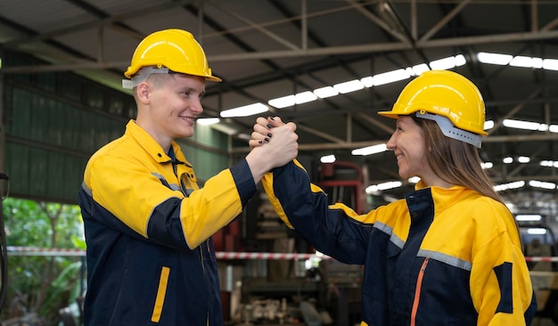 dos ingenieros en la fábrica