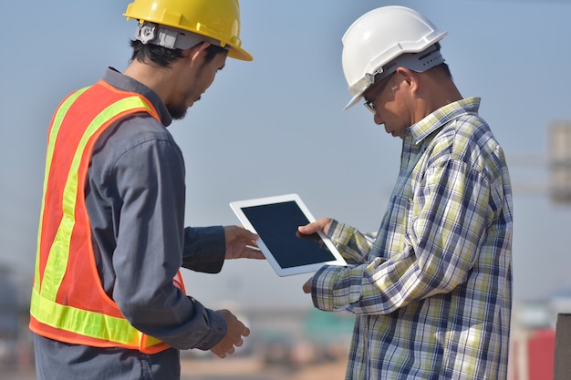 Dos ingenieros hablando afuera