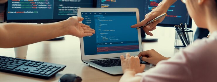 Foto dos ingenieros informáticos inteligentes trabajando juntos para resolver el código del programa burgeoning