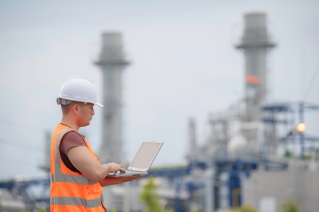 Dos ingenieros que trabajan en la planta de energía. Trabajan juntos felizmente. Se ayudan mutuamente a analizar el problema. Consultan las pautas de desarrollo.