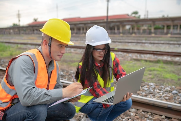 Foto dos ingenieros trabajando en la estación de trentrabajar juntos felizmenteayudarse mutuamente a analizar el problemaconsultar sobre las pautas de desarrollo