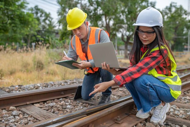 Foto dos ingenieros trabajando en la estación de trentrabajar juntos felizmenteayudarse mutuamente a analizar el problemaconsultar sobre las pautas de desarrollo