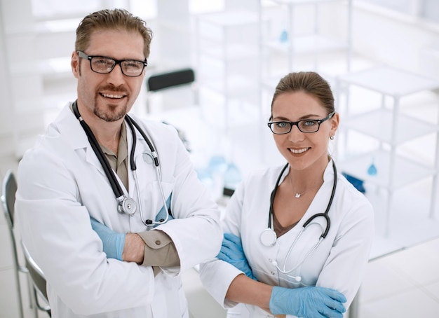 Dos investigadores en el fondo del laboratorio.