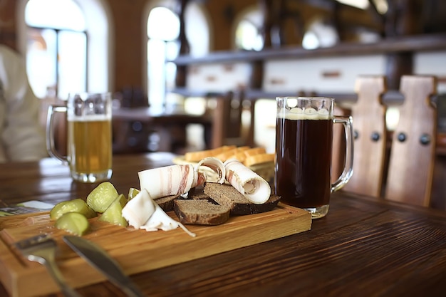 dos jarras de cerveza en un restaurante de cerveza checa / cerveza clara y oscura en tazas grandes pub tradicional de Praga