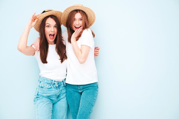 Dos joven hermosa mujer hipster sonriente en ropa de jeans y camiseta blanca de verano mismo de moda