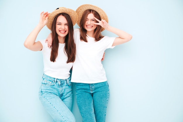 Dos joven hermosa mujer hipster sonriente en ropa de jeans y camiseta blanca de verano mismo de moda