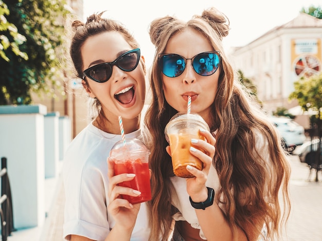 Foto dos joven hermosa mujer hipster sonriente en ropa de verano de moda