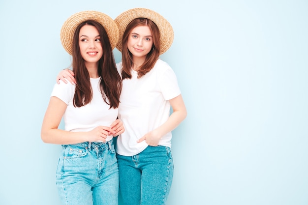 Dos joven hermosa mujer sonriente hipster en ropa de jeans y camiseta blanca de verano de moda