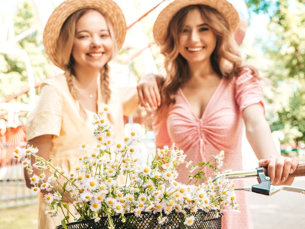 Dos joven hermosa mujer sonriente hipster en vestido de verano de moda