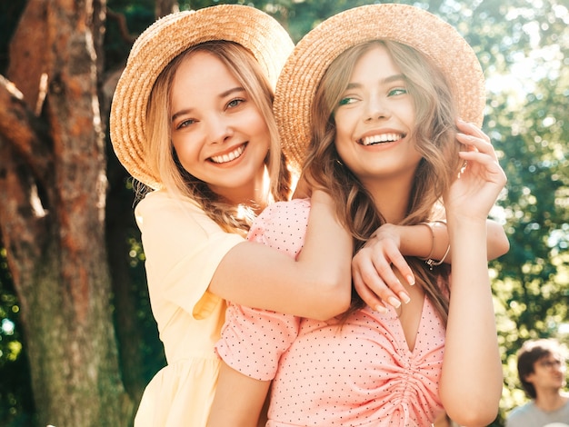 Dos joven hermosa mujer sonriente hipster en vestido de verano de moda