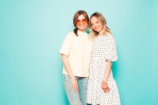 Dos joven hermosa rubia sonriente hipster mujer en ropa de verano de moda