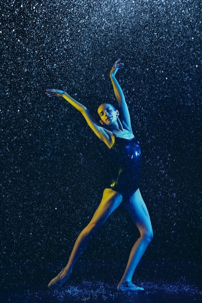 Dos jóvenes bailarinas de ballet bajo las gotas de agua