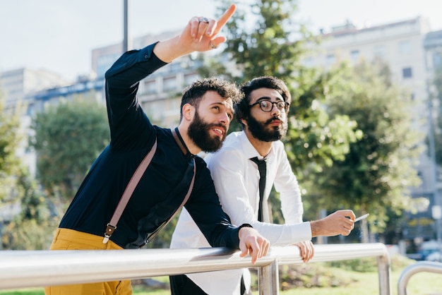 Dos jóvenes barbudo hombre de negocios moderno pelo rubio y negro