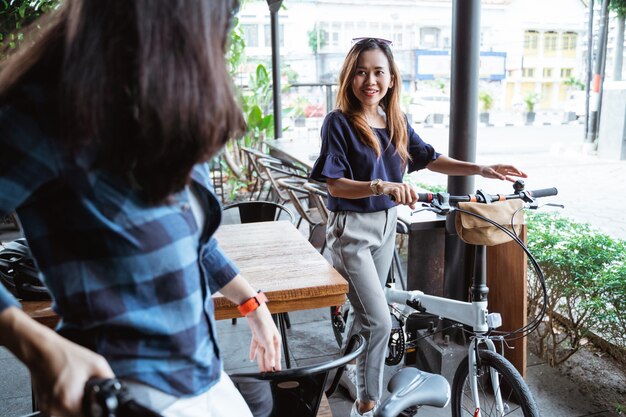 Dos jóvenes ciclistas reunidas en el café.