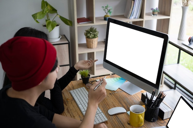 Dos jóvenes creativos trabajando juntos en un proyecto en la oficina.