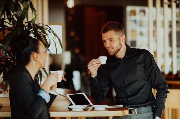 dos jóvenes en un descanso del trabajo en un café se toman un descanso de las obligaciones cotidianas.