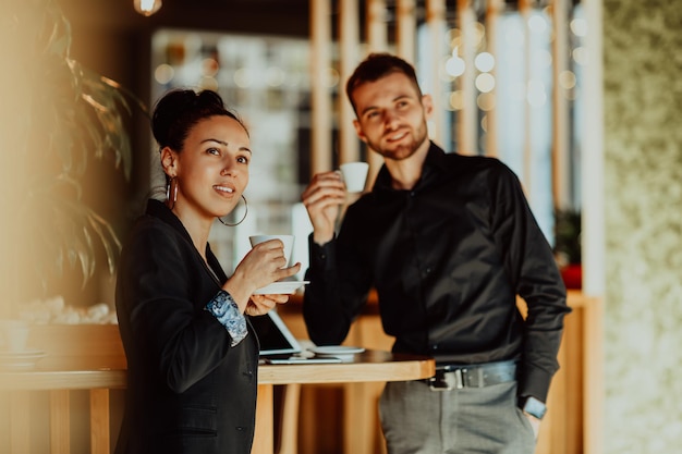 dos jóvenes en un descanso del trabajo en un café se toman un descanso de las obligaciones cotidianas.