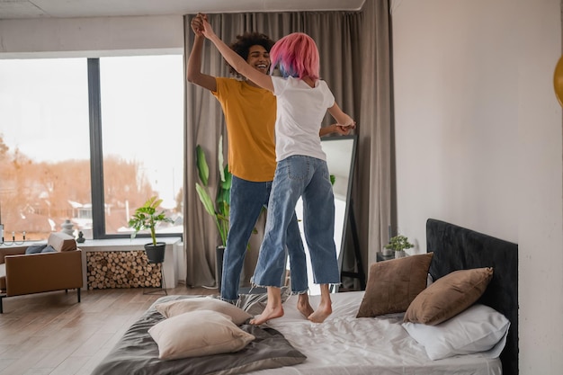 Dos jóvenes disfrutando de su tiempo juntos en casa