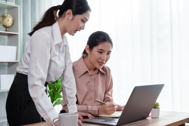 Dos jóvenes empresarias trabajan juntas en el espacio de trabajo de la oficina