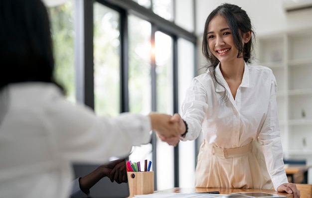 Dos jóvenes empresarios apretón de manos y empresarios Concepto de negocio exitoso