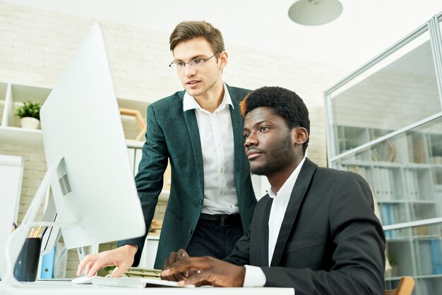 Dos jóvenes empresarios que planean la puesta en marcha