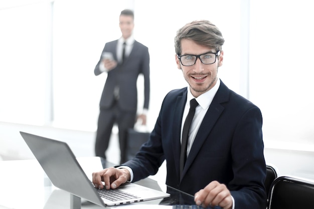 Dos jóvenes empresarios trabajando en la oficina.